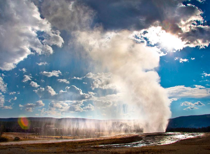 Old Faithful Geyser in Yellowstone, Wyoming, USA